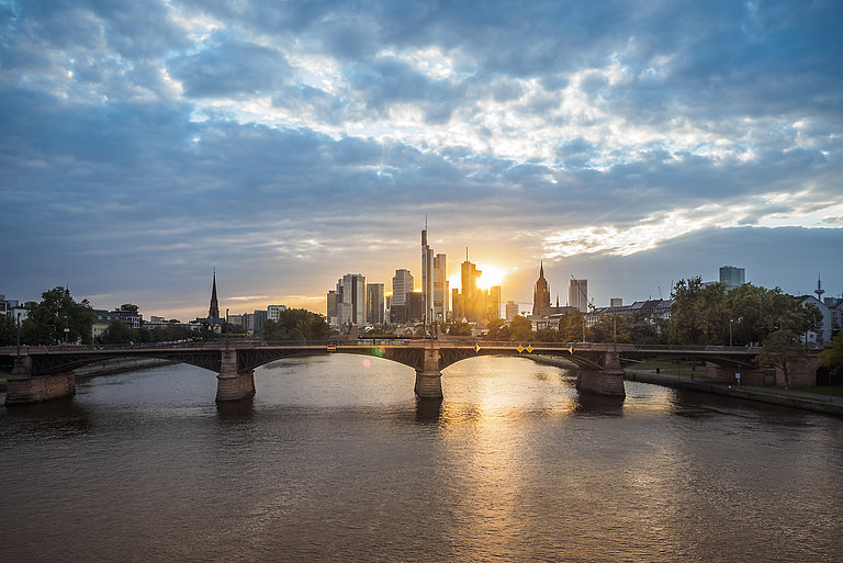 Sonnenuntergang bei einer Brücke über den Main in Frankfurt am Main