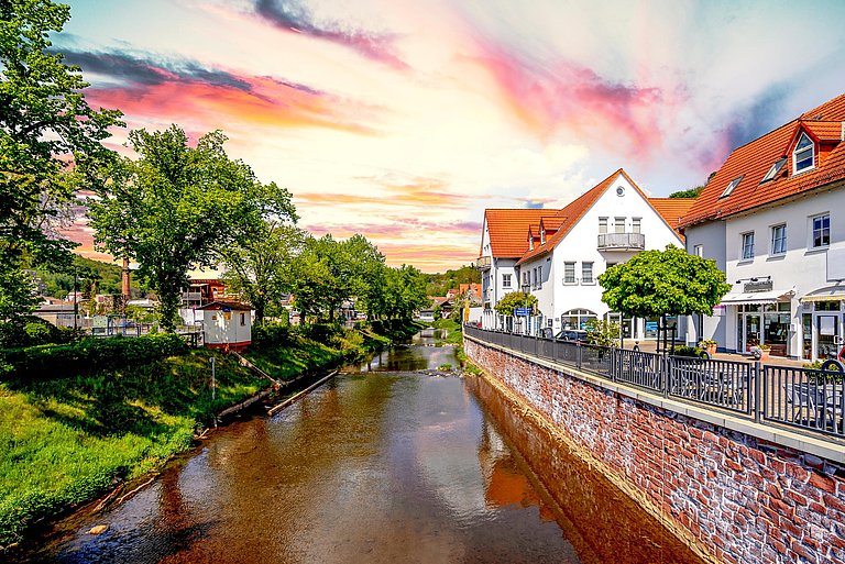 Häuser an einem Fluss in Bad Soden